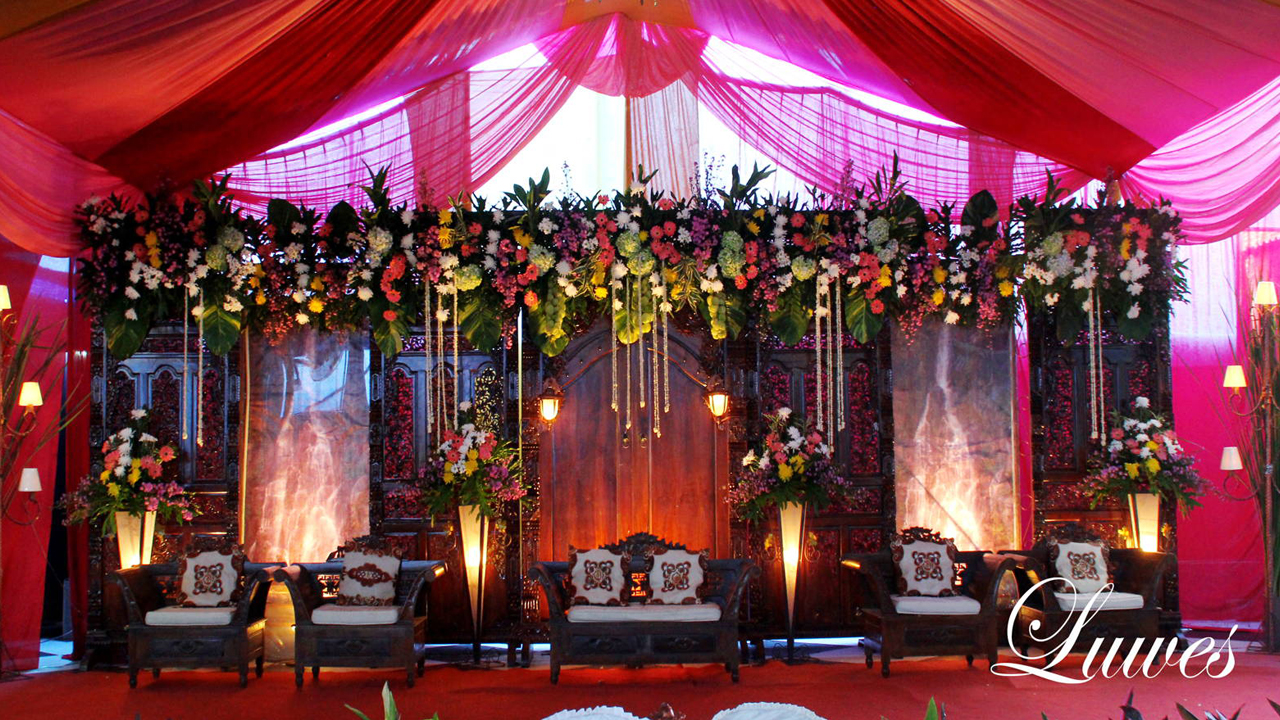 Dekorasi pelaminan backdrop gebyok adat jawa